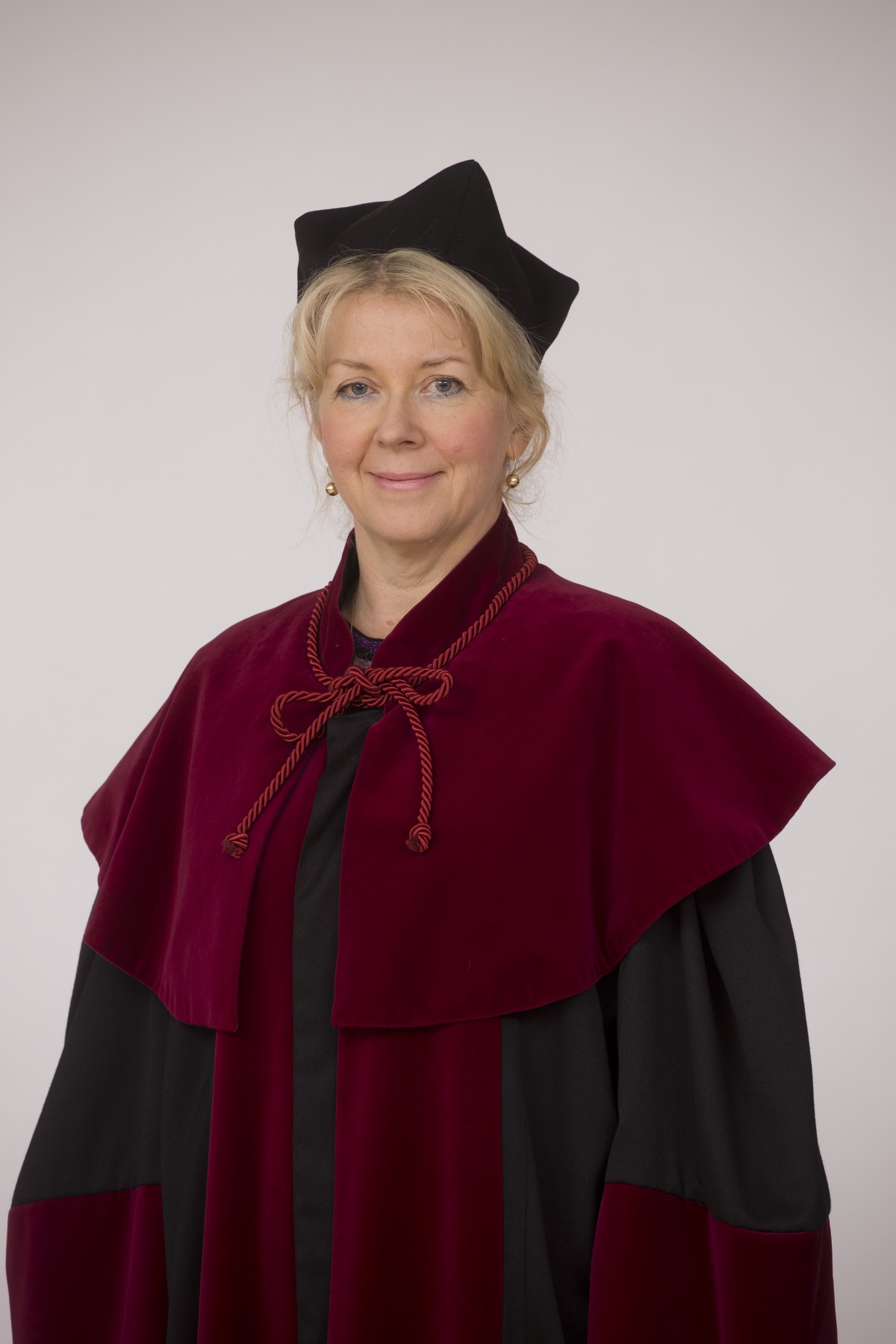 Prof. Barbara Dorocka-Bobkowska w stroju akademickim
